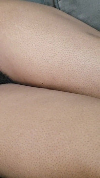 Una donna con molti bei capelli pubici tra le gambe si trovano sul suo divano in attesa di essere fatta l'amore per lei