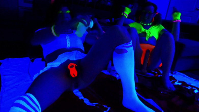 Lucy Essex CD: Lucy Essex cd speelt met glow in the dark alien...