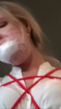 Kinky slampa: Jag älskar det när du munkavlas mig med din stora feta fru otäcka slitna trosor!