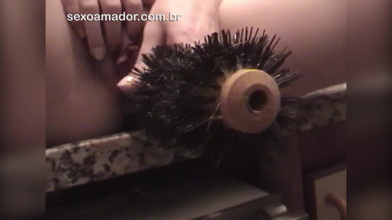 Amateurs videos: Remaja si rambut coklat muda menyumbat berus rambutnya dalam pepeknya...