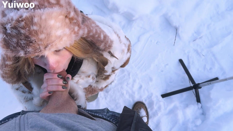 Yuiwoo: -30c Je velmi chladno, ale roztomilá ruská dívka chce zmrzlinu...