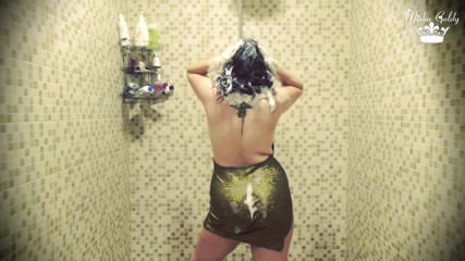 Goddess Misha Goldy: Gocciolante bagnato in doccia ed un seducente lavaggio dei capelli