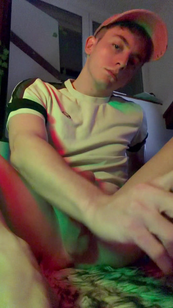 XsTwinkk: Twink își arată picioarele și se masturbează