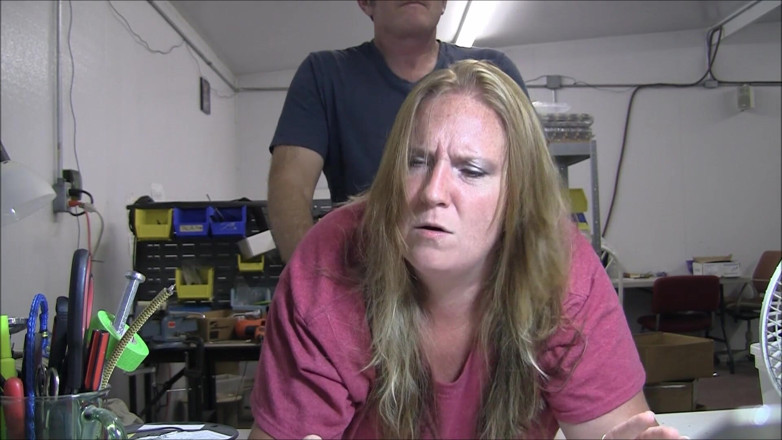 Vibra King Video: Jennifer é fodida sobre uma mesa no trabalho