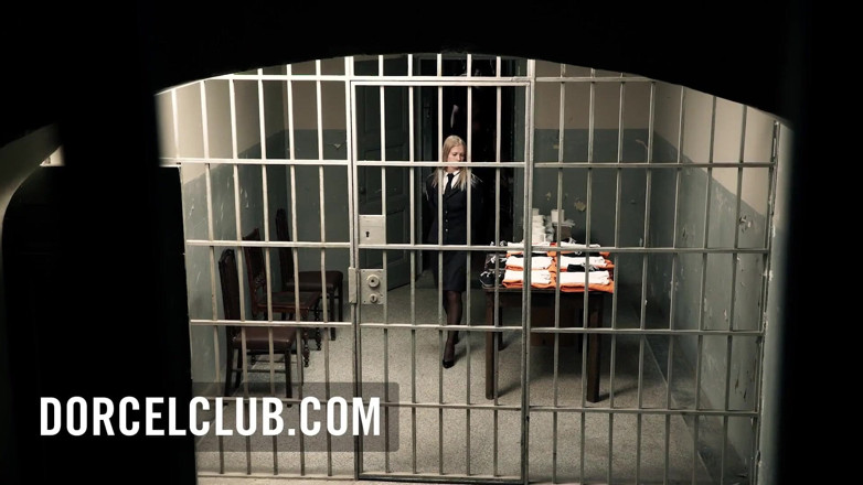 Dorcel Club: 핫한 죄수 클레아 고티에에 대한 신체 검색