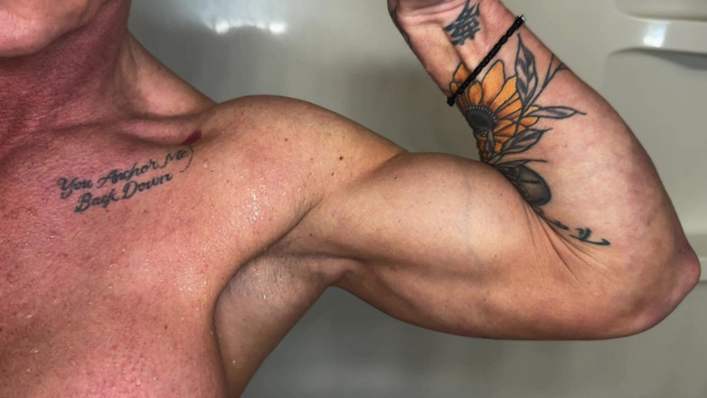 Kandylegsxxx: Shower Flex Fantasy: Kandy Flexes and Rips Her Tank Top