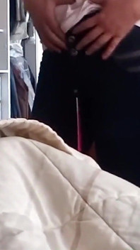 Mama mea vitregă probează blugi în timp ce mă masturbez, admirându-i curul mare și pizda păroasă.
