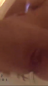 Üniversiteli kız bebek banyosunda banyo yapıyor ve amına mastürbasyon yapıyor. Tam Video
