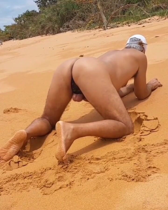 Ladysilvas: Ladysilva Crossdresser पैंटीज में समुद्र तट पर बहुत कामुक है क्या हॉट गांड है