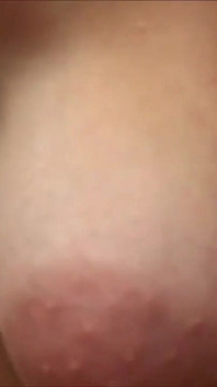 Aksi anal threesome untuk si rambut cokelat terangsang
