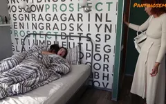 Sexy brunette tiener geeft gelukkige kerel een panty-trio
