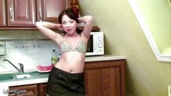 Goldwin pass: Adik tiri saya bermain dengan tembikai