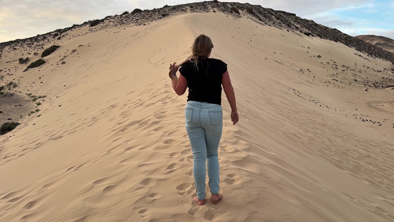 Emma Voyeur: Im Sand Stecken Geblieben - Ich Habe Meine Jeans Nass, Während...