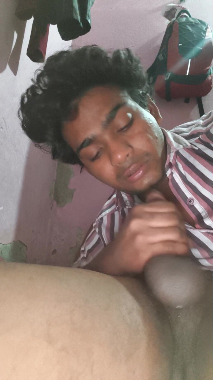 Sa123bh: Desi gorący indyjski chłopak ssanie penisa w nocy