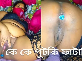 Bangladeschisches vabi-arsch mit analplugs gefickt, klaffen sie das arschloch so sehr sie kann