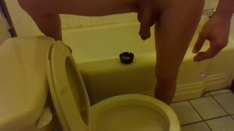 LilTaste: Pisse dans les toilettes debout sur la baignoire