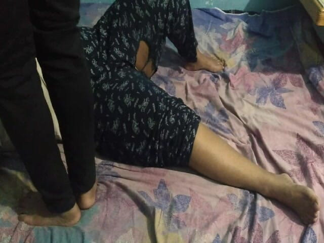 Aria Mia: इन्डोनेशियाई लड़की बिस्तर पर कूदते समय पैर में दर्द लेती है डॉक्टर आता है और उसे चोदता है