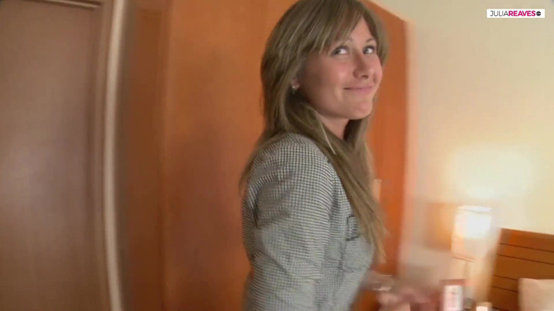 Teen Anal: Chuda nastolatka zostaje zerżnięta w twardym analu w łóżku