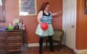 BBW nurse Vicki adventures with friends: Verpleegster Vicki speelt met een rubberen bal in een minirok,...