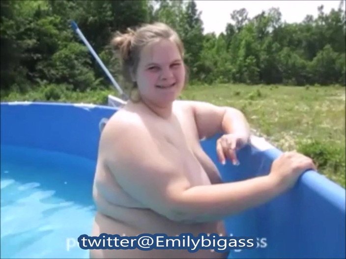 Fat Goddes: Fiul fute mama reală fără spermă în piscină în pizda ei