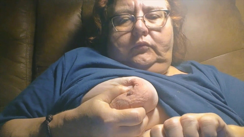 BBW nurse Vicki adventures with friends: Я граю зі своїми цицьками і експрес-молоком для вас! Мені 56, і я зміг це зробити з моменту мого