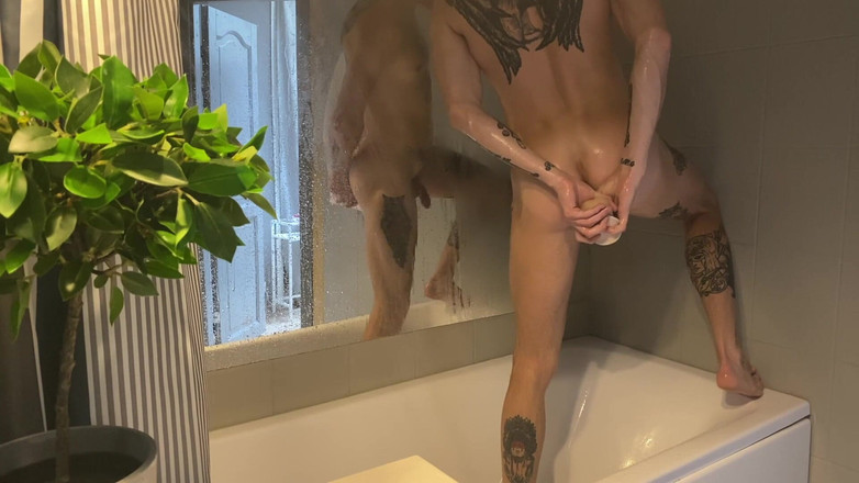 Falcon Al: बड़े डिल्डो के साथ उसके तंग छेद को चोदा