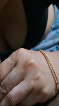 Sindu seksi lagi asik nyepong kontol