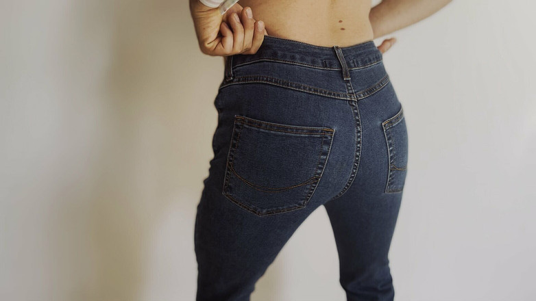 Apomit: कमसिन लड़का सेक्सी नाचता है और पूरी तरह नग्न होने तक पैंट काटता है