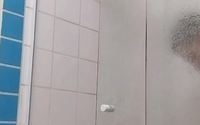 Marcosninfo: Ich kam aus dem Training an und duschte bei kaltem...
