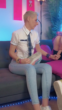 Fată sexy cu păr scurt își mulg femboy pe perna roz - VIDEOCLIP COMPLET 4K