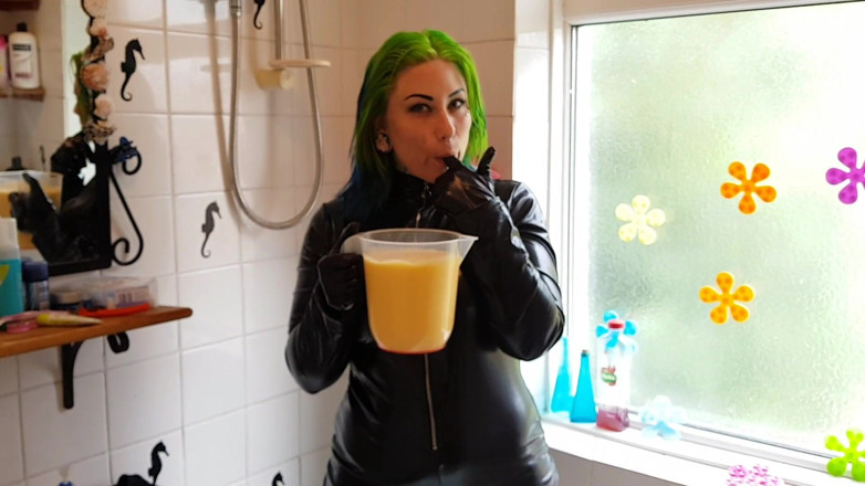 Tattooed Milfy Mama: 젖고 지저분한 커스터드 Catsuit