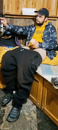 Masturbation Et Éjaculation Dans Une Veste Jaune