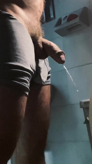 Latin mature king: Macho man urinerar med sin stora kuk