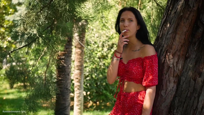 Russian Smokers: 诱人的俄罗斯美女在户外抽烟