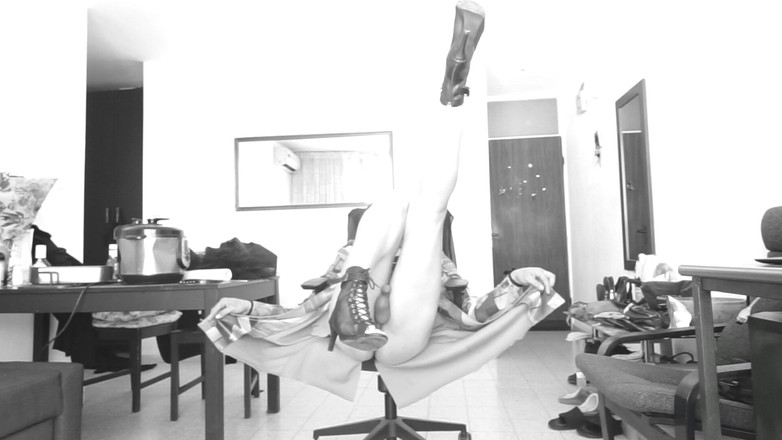 Voyager: Abre felizmente su abrigo otoñal y muestra todo lo que...