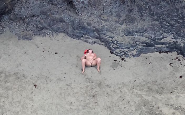 Emma Voyeur: Belleza desnuda en la playa - drone - relajación erótica en primer...