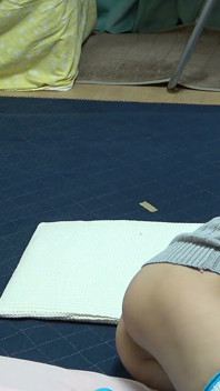 No Bra mini dress girl's room - linda garota fazendo treinamento fitness em um apartamento para meninas no Japão enquanto wedgie calcinha fio dental