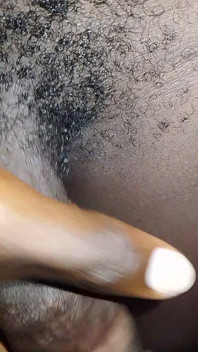 Velký černý africký čůrák masturbuje