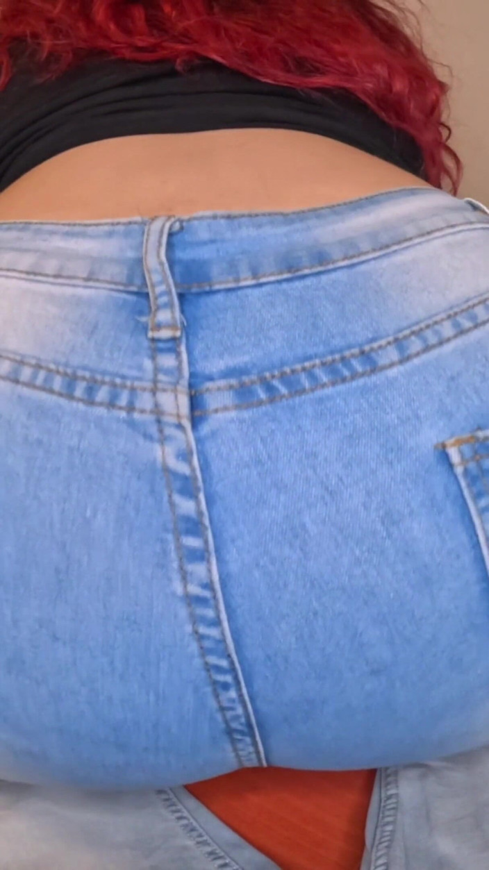 Your fantasy studio: Pelirroja en jeans lap pedos en primer plano - frotando tu...