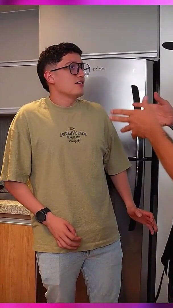 NickJowel: Punggung cantik itu membayar hutang teman lelaki nerdy dia dengan...