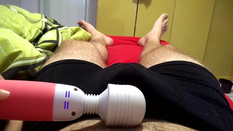 College-couple: 彼は私の魔法の杖で下着姿でやってきて、ボクサーパンツから滴り落ちるオーガズムの精液を痙攣させました