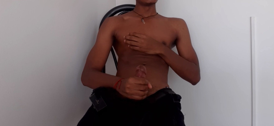 Black-2001: Masturbace s velkým černým pérem v obývacím pokoji - honění s tlustým černým...