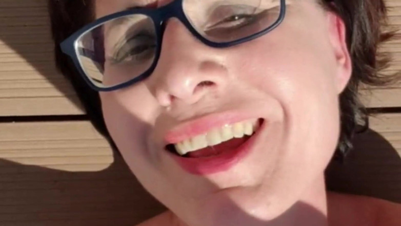 JulieEroticDress: Chica descontrolada sacudiendo chorros de orgasmo