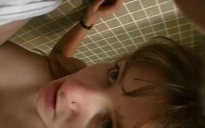 Magmafilm: Sexy teenagerka s copánky ukazuje své tělo ve sprše a...