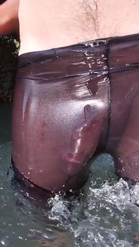 Runkar iväg i en offentlig flod tills jag släpper en massiv cumshot i min see thru leggings