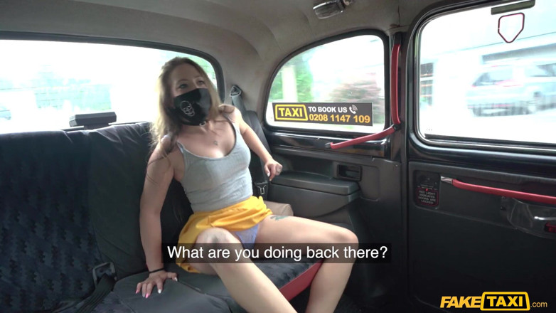 Fake Taxi: 하드코어하게 따먹히는 동안 팬티를 딥쓰롯하는 가짜 택시 - 독악