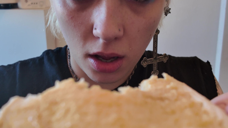 Glitterqueen1999: 4k - giantess penektomi - yemeğimde minik adam