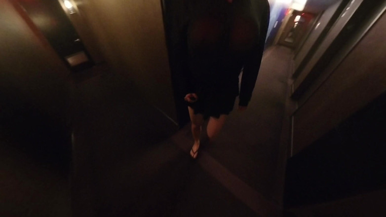 Asiansissypublic: Đi bộ trong khách sạn với xuất tinh trong dương...