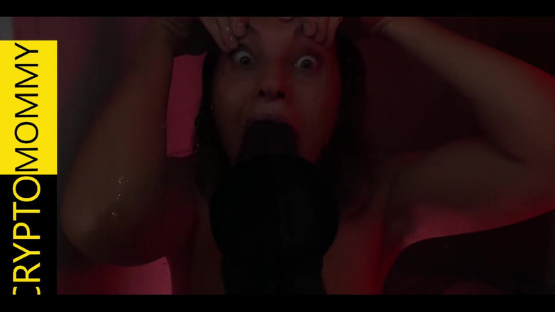 Crypto Mommy: Tante seksi ini lagi asik nyepong kontol sampai matanya menganga...