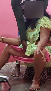 Ciocia siedziała i jadła, aż jej uda były widoczne. Byłem podekscytowany widząc ją. Poszedłem kremówka i uprawiałem z nią seks.